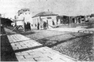 "
שומרים גרמנים בשערי הגטו בשדליץ.
התמונה נלקחה מהספר ""אבות מספרים שדלץ"", מקור לא ידוע. "