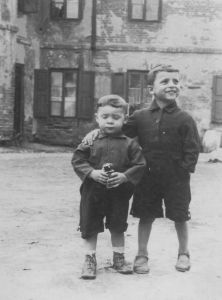 אחי צבי ואני בחצר הבית