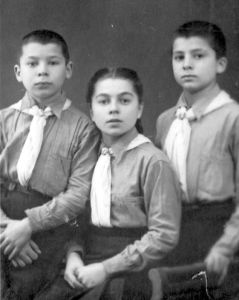 יוסי צבי ושרה אפלבוים עם עניבות בקיבוץ