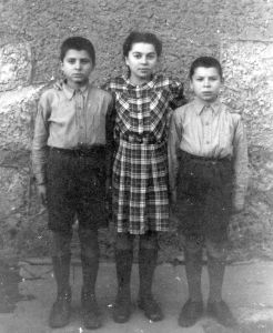 יוסי שרה וצבי אפלבוים בקיבוץ