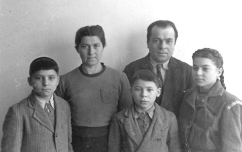 משפחת אפלבוים המאוחדת עם הגעת ההורים לרוזנהיים