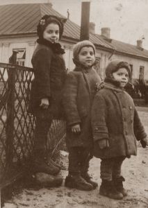 שלושת הילדים לפני הבית של סבי וסבתי מצד אמי בבלארוס