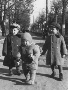 אני מלפנים, עם אחי צבי בצד ימין ובן דודי אורי משמאל