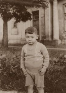 אני עומד לפני הבית שבו גרנו